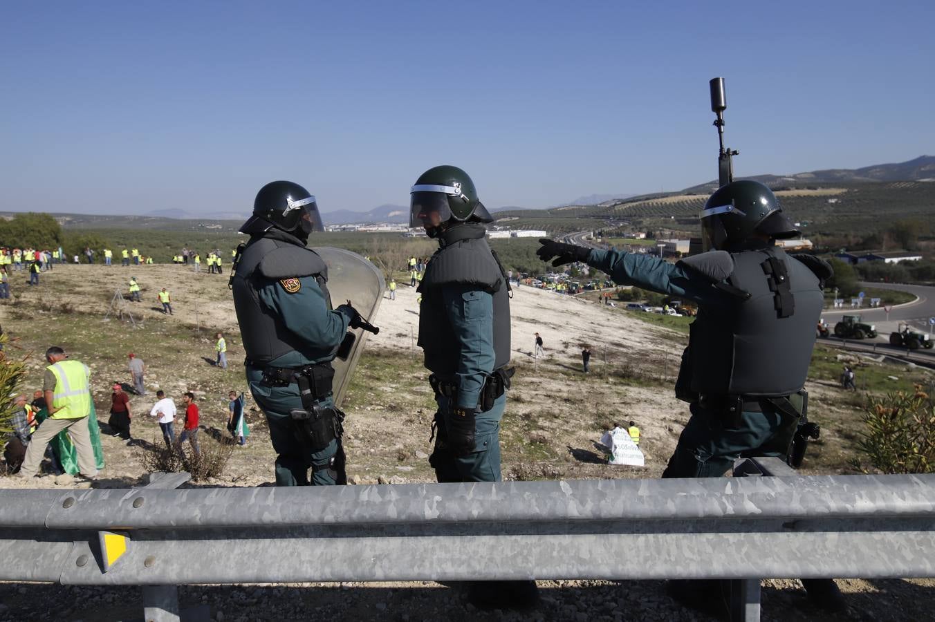 Los momentos más tensos de la protesta en Lucena de los agricultores