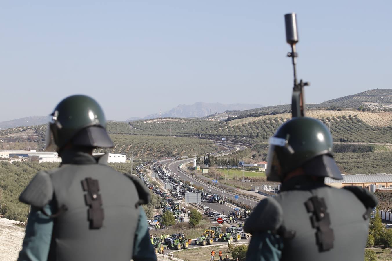 Los momentos más tensos de la protesta en Lucena de los agricultores