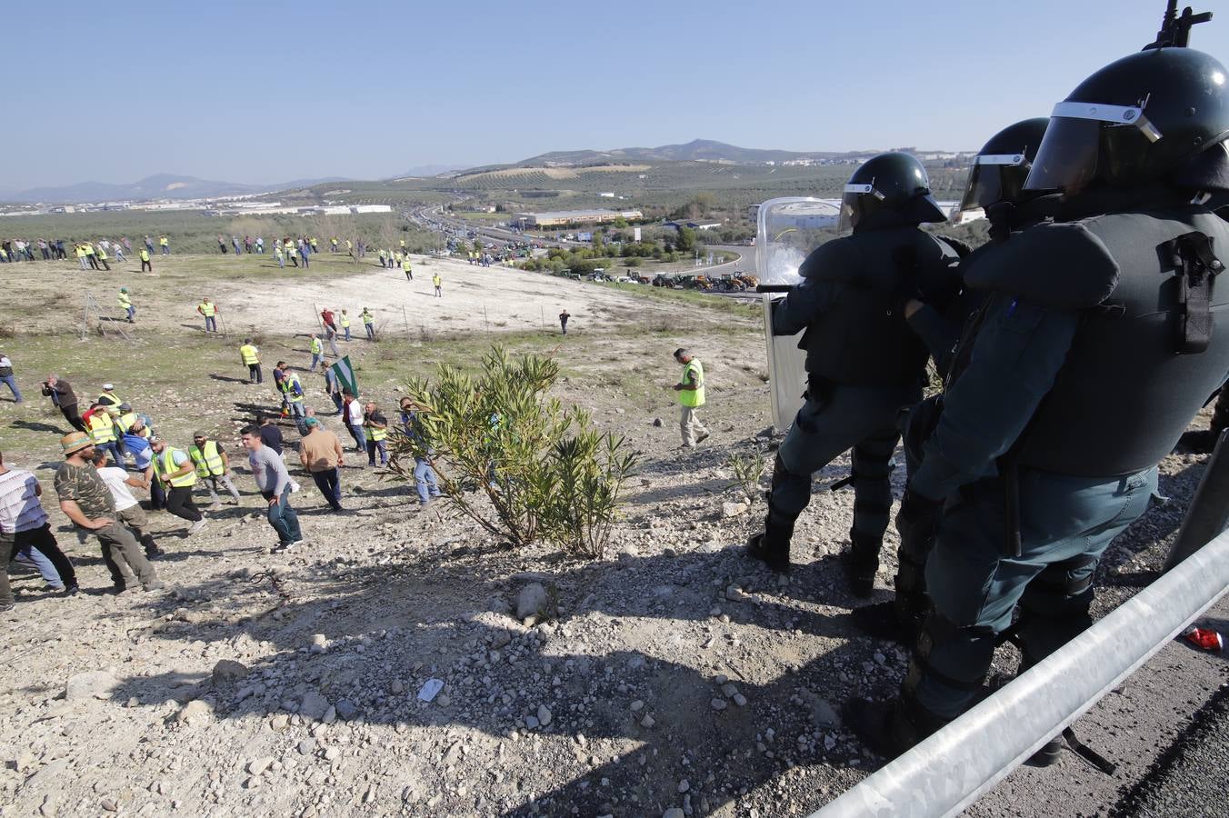 Los momentos más tensos de la protesta en Lucena de los agricultores