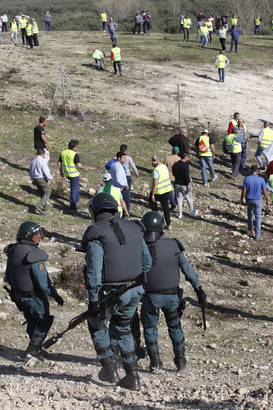 Los momentos más tensos de la protesta en Lucena de los agricultores