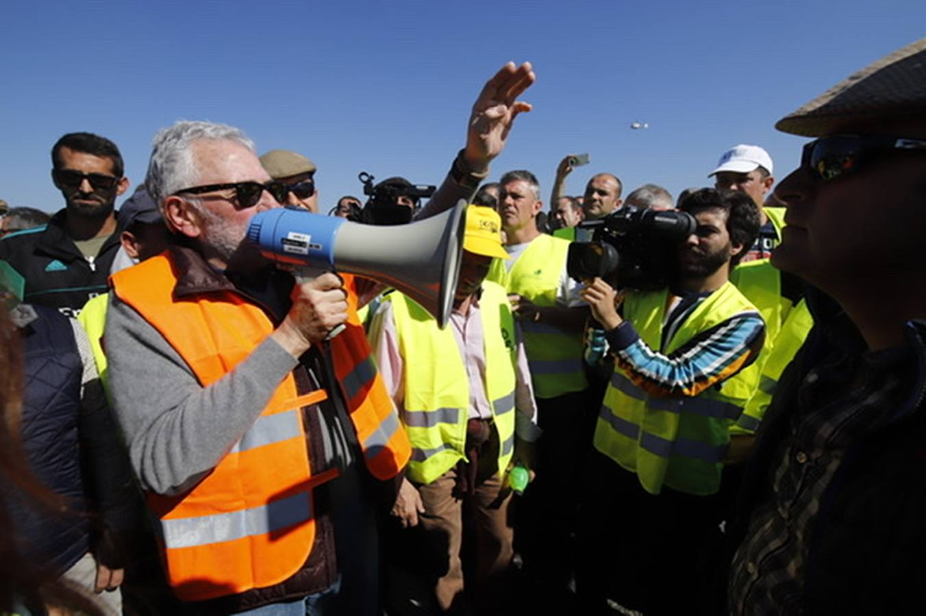 La marcha de agricultores y ganaderos en Lucena, en imágenes (I)