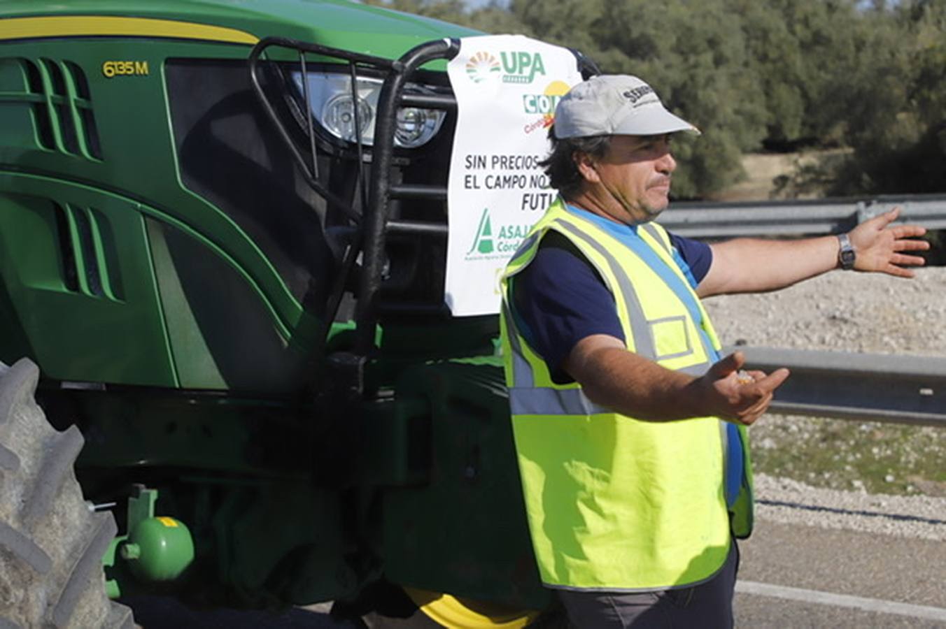 La marcha de agricultores y ganaderos en Lucena, en imágenes (I)