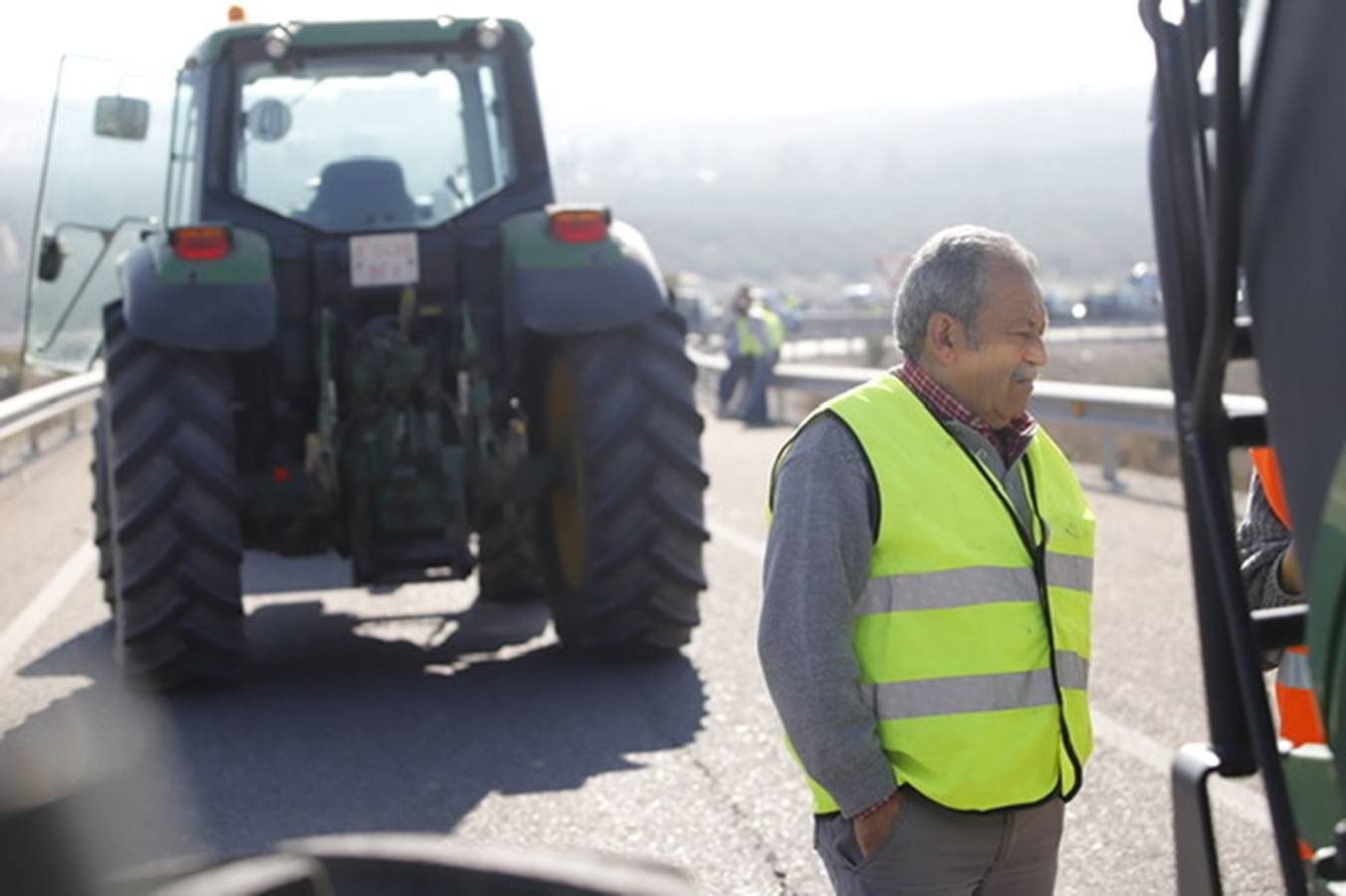 La marcha de agricultores y ganaderos en Lucena, en imágenes (I)