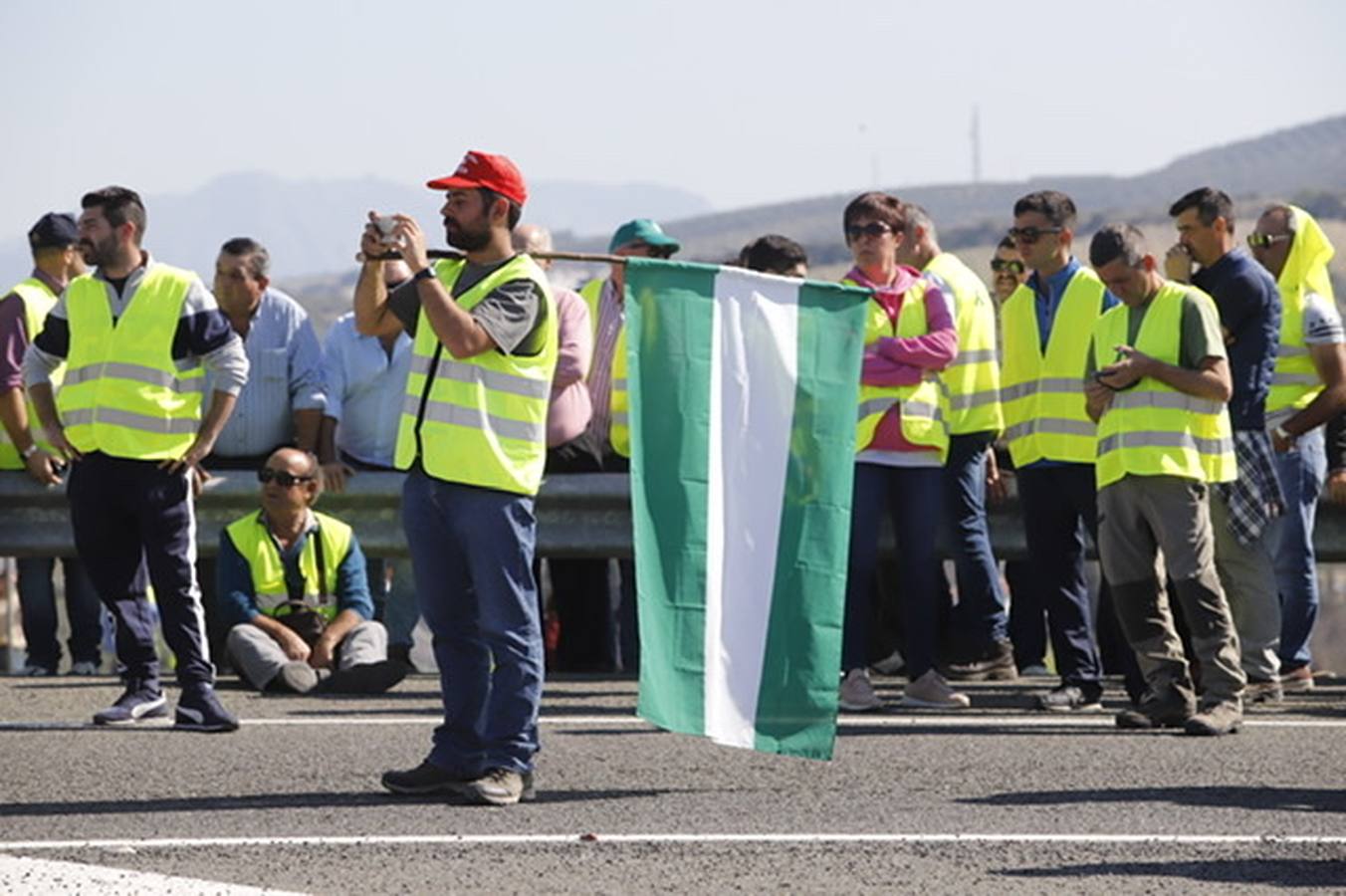 La marcha de agricultores y ganaderos en Lucena, en imágenes (I)