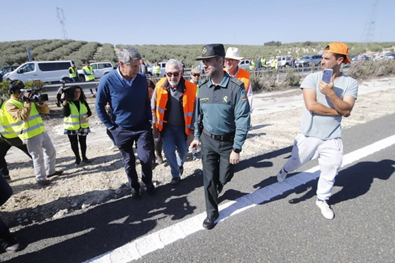 La marcha de agricultores y ganaderos en Lucena, en imágenes (I)