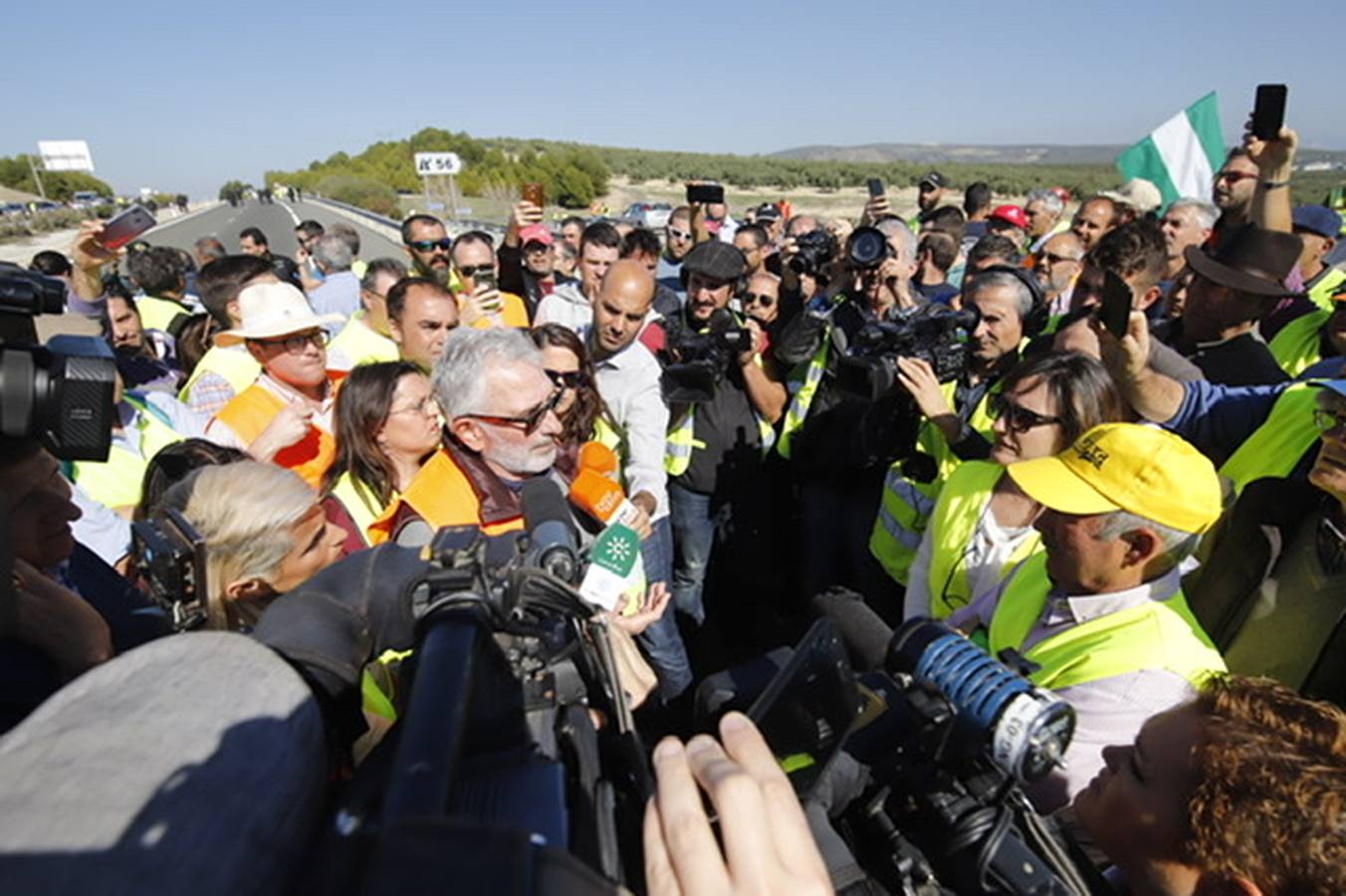 La marcha de agricultores y ganaderos en Lucena, en imágenes (I)