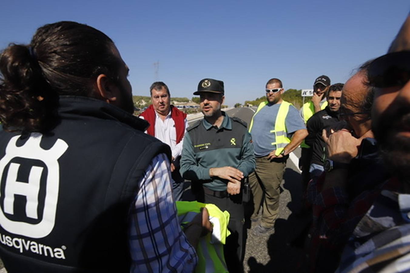 La marcha de agricultores y ganaderos en Lucena, en imágenes (I)