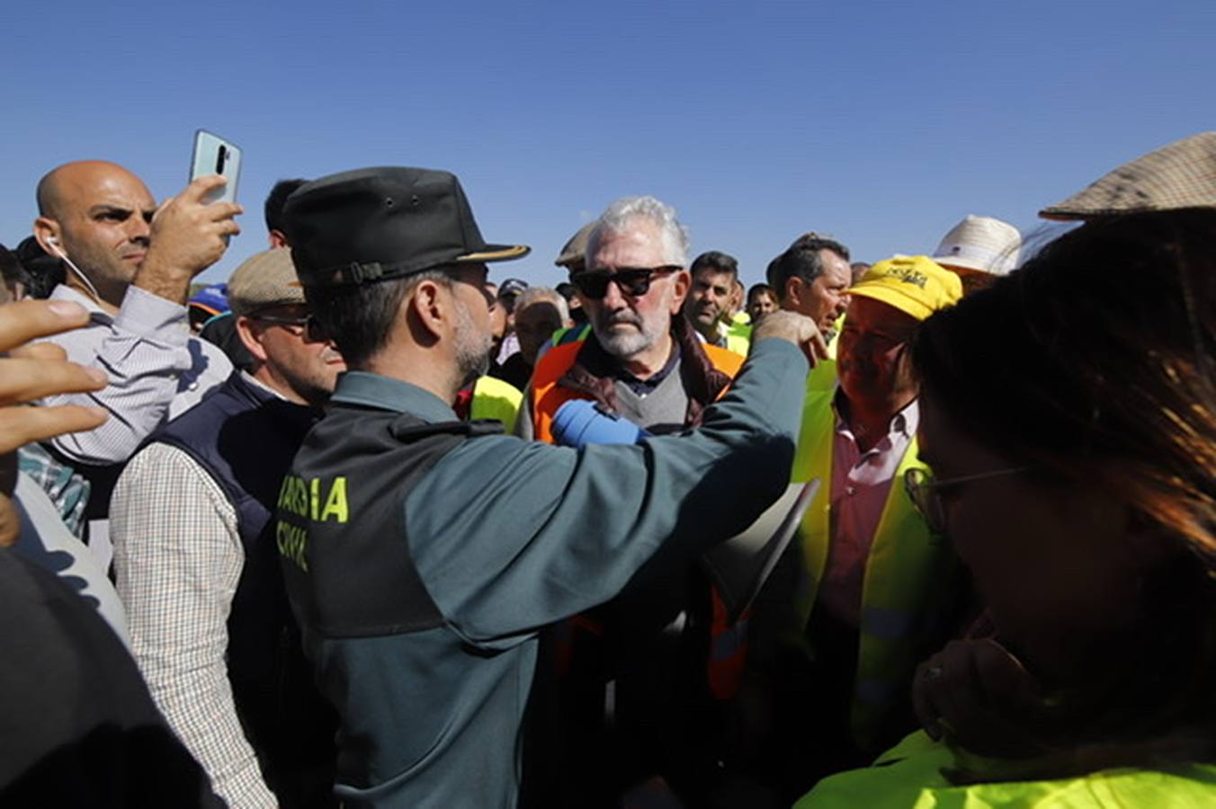 La marcha de agricultores y ganaderos en Lucena, en imágenes (I)