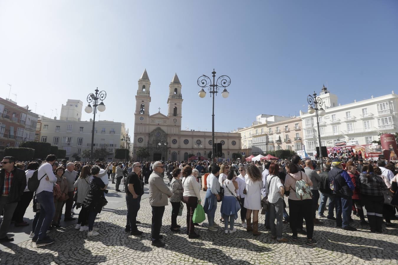 Gran ambiente en la Ostionada en la Plaza de San Antonio