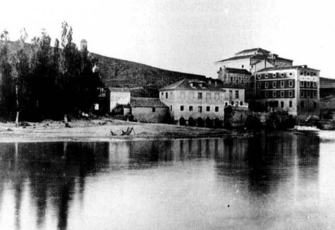 El conjunto industrial de la presa de Safont. A la izquierda el viejo molino de regolfo (1843) y los posteriores edificios molineros. Imagen tomada hacia 1925. Anales Toledanos. 