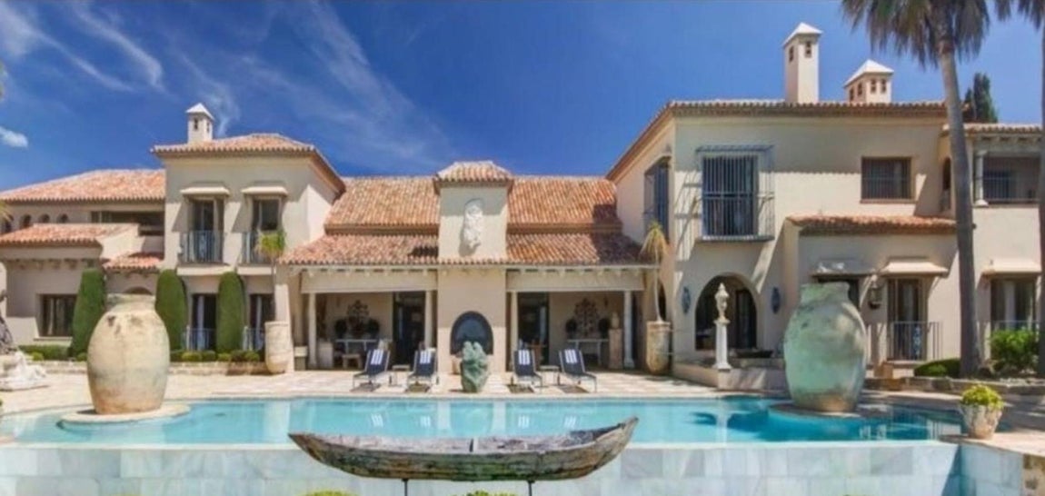 Villa de lujo en Los Monteros. El portal inmobiliario Pisos.com ha barrido el suelo español para elaborar un ránking con <a href="https://www.abc.es/summum/living/casas/abci-casas-caras-venta-espana-4028216378-20191230173023_galeria.html" target="_blank">las </a>
<a href="https://www.abc.es/summum/living/casas/abci-casas-caras-venta-espana-4028216378-20191230173023_galeria.html" target="_blank">casas más caras de España</a>
<a href="https://www.abc.es/summum/living/casas/abci-casas-caras-venta-espana-4028216378-20191230173023_galeria.html" target="_blank"/>. Este año la <a href="https://www.abc.es/summum/living/casas/abci-mansion-lujo-cristiano-ronaldo-302827137230-20190730114611_galeria.html" target="_blank">vivienda más exclusiva está en Marbella</a> y no está siquiera al alcance de los bolsillos de las personas más pudientes. Su propietario actual no quiere vendérsela a cualquiera, es selectivo con los interesados y elige unos requisitos muy exigentes a quienes quieran visitar la vivienda