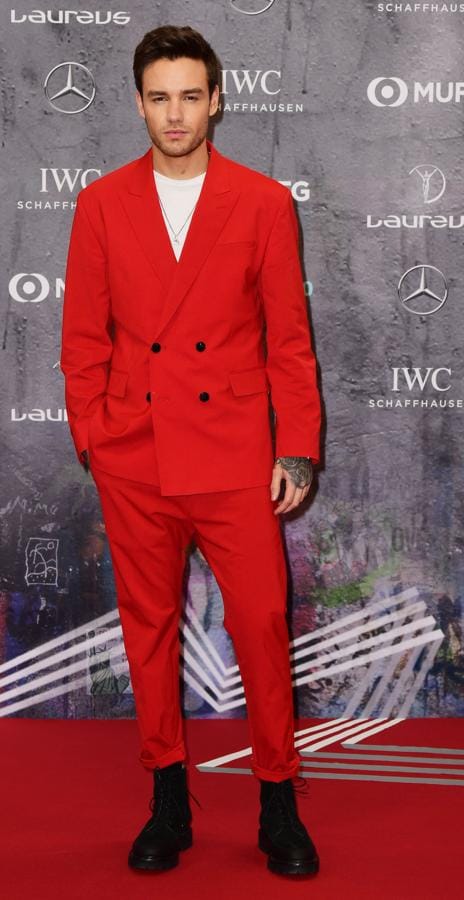 Liam Payne arriegó con un traje pantalón de chaqueta cruzada en color rojo que combinó con unas botas militares, muy de tendencia. 