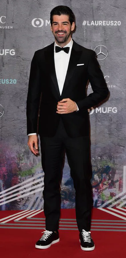 El actor Miguel Ángel Muñoz lució un esmoquin negro con pajarita y zapatillas en la misma tonalidad. 