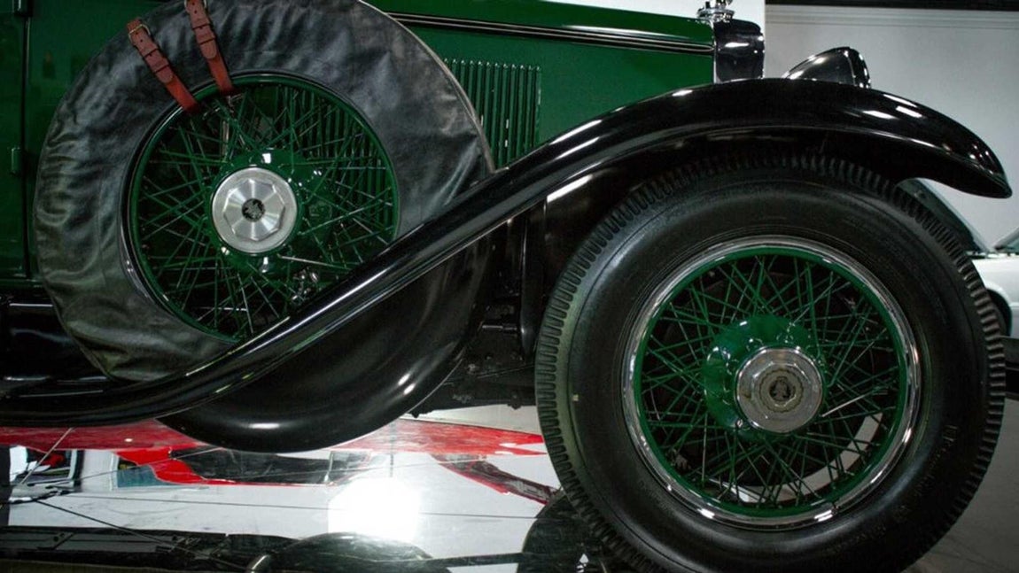 Cadillac Town Sedan. La historia del automóvil es apasionante a la par que siniestra, pero técnicamente tiene mucho valor porque representa el desarrollo del blindado moderno. El Cadillac de 1928 está en excelentes condiciones técnicas y mecánicas y funciona como el primer día. En el apartado técnico, este histórico modelo equipa un motor V8 de gasolina, con aspiración atmosférica y 5,6 litros de cilindrada, que desarrollaba una potencia máxima de 90 CV. La propulsión recae sobre el eje trasero y la caja de cambios es manual de tres velocidades