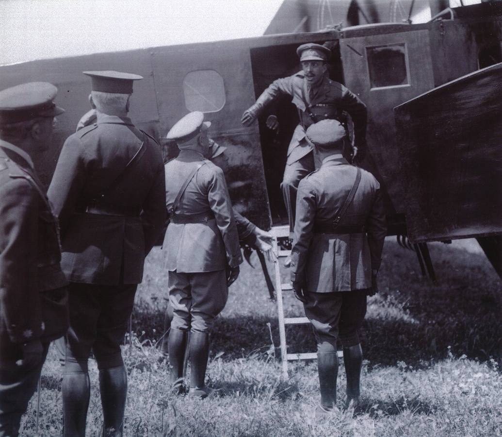 Su Majestad el Rey Alfonso XIII desciende de un bimotor Farman Goliath y es recibido por los jefes y oficiales a su llegada, el 28 de abril de 1925