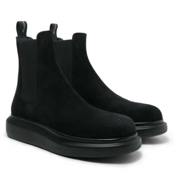 Botas negras sin cordones de Alexander McQueen. El sello del desaparecido Alexander McQueen está detrás de estas botas sin cordones en ante de color negro. Precio: 490 euros.