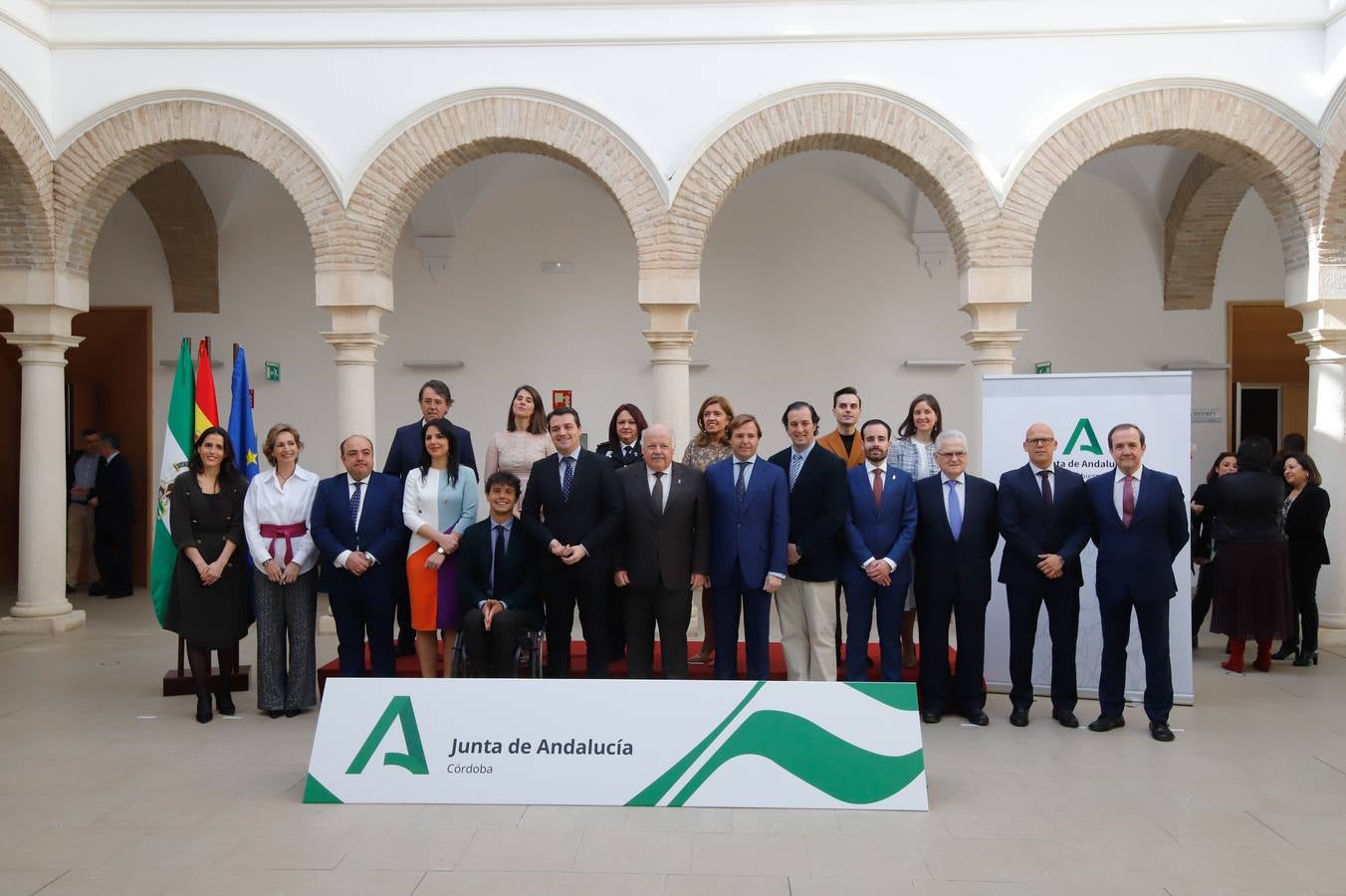 El acto de entrega de banderas de Andalucía en Córdoba, en imágenes