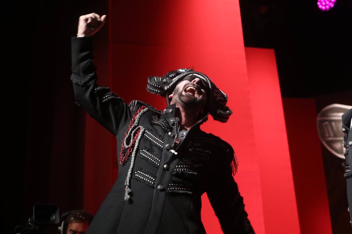 FOTOS: La antología de Juan Carlos Aragón levanta el Falla