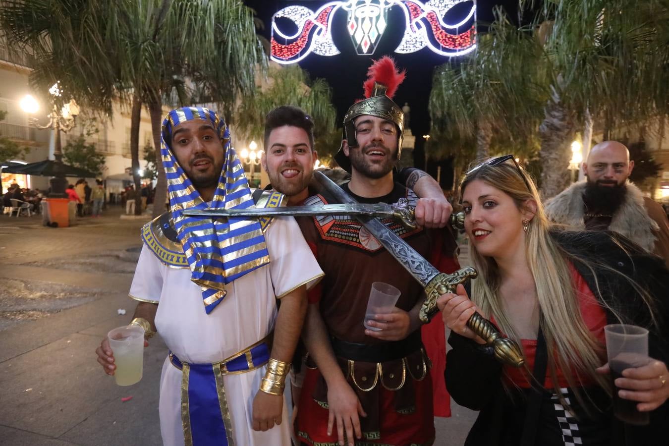 FOTOS: Ambiente el primer sábado de Carnaval en Cádiz