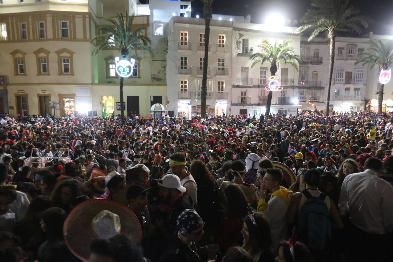 FOTOS: Ambiente el primer sábado de Carnaval en Cádiz