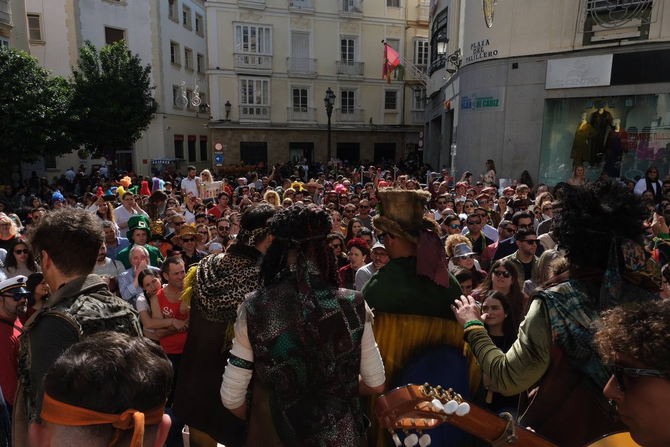 FOTOS: Gran ambiente en la Batalla de coplas del Carnaval de Cádiz 2020