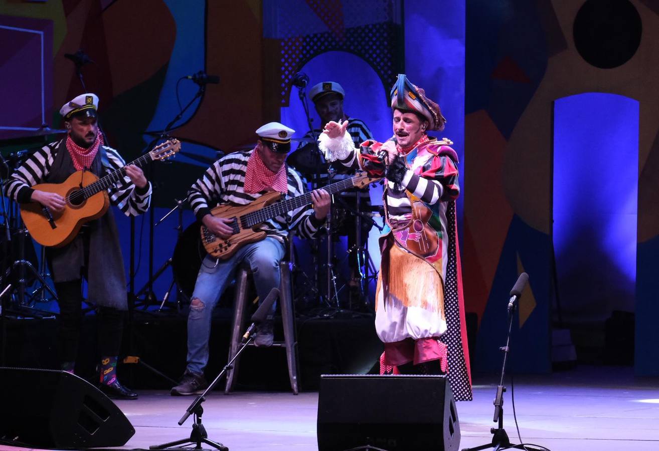 FOTOS: David Palomar, pregonero del Carnaval de Cádiz, levanta la plaza de San Antonio