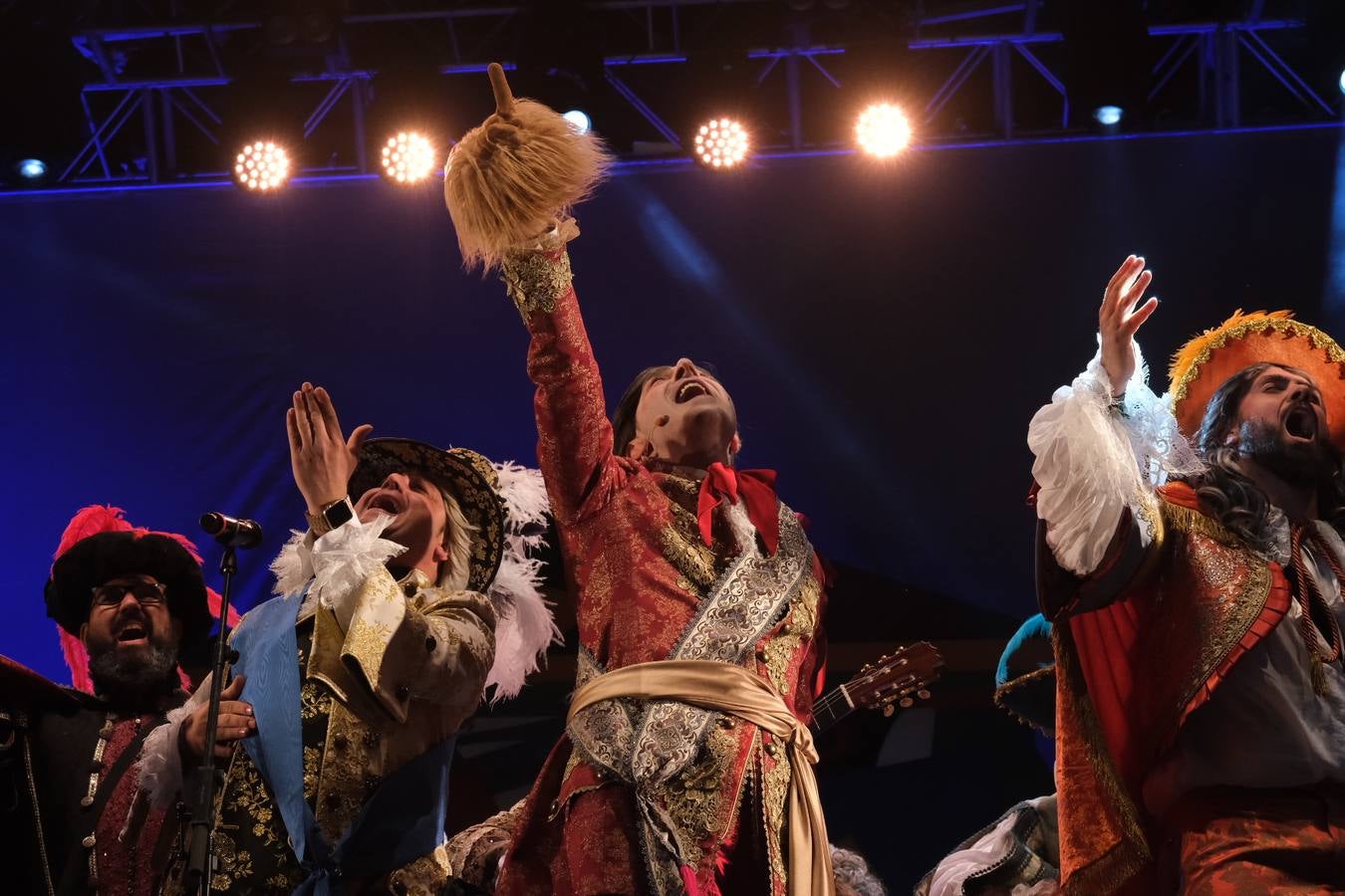 FOTOS: David Palomar, pregonero del Carnaval de Cádiz, levanta la plaza de San Antonio