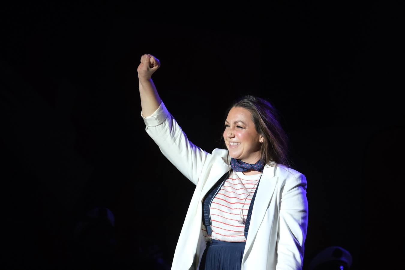 FOTOS: David Palomar, pregonero del Carnaval de Cádiz, levanta la plaza de San Antonio