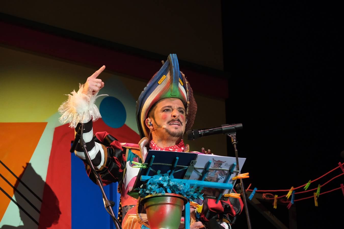 FOTOS: David Palomar, pregonero del Carnaval de Cádiz, levanta la plaza de San Antonio