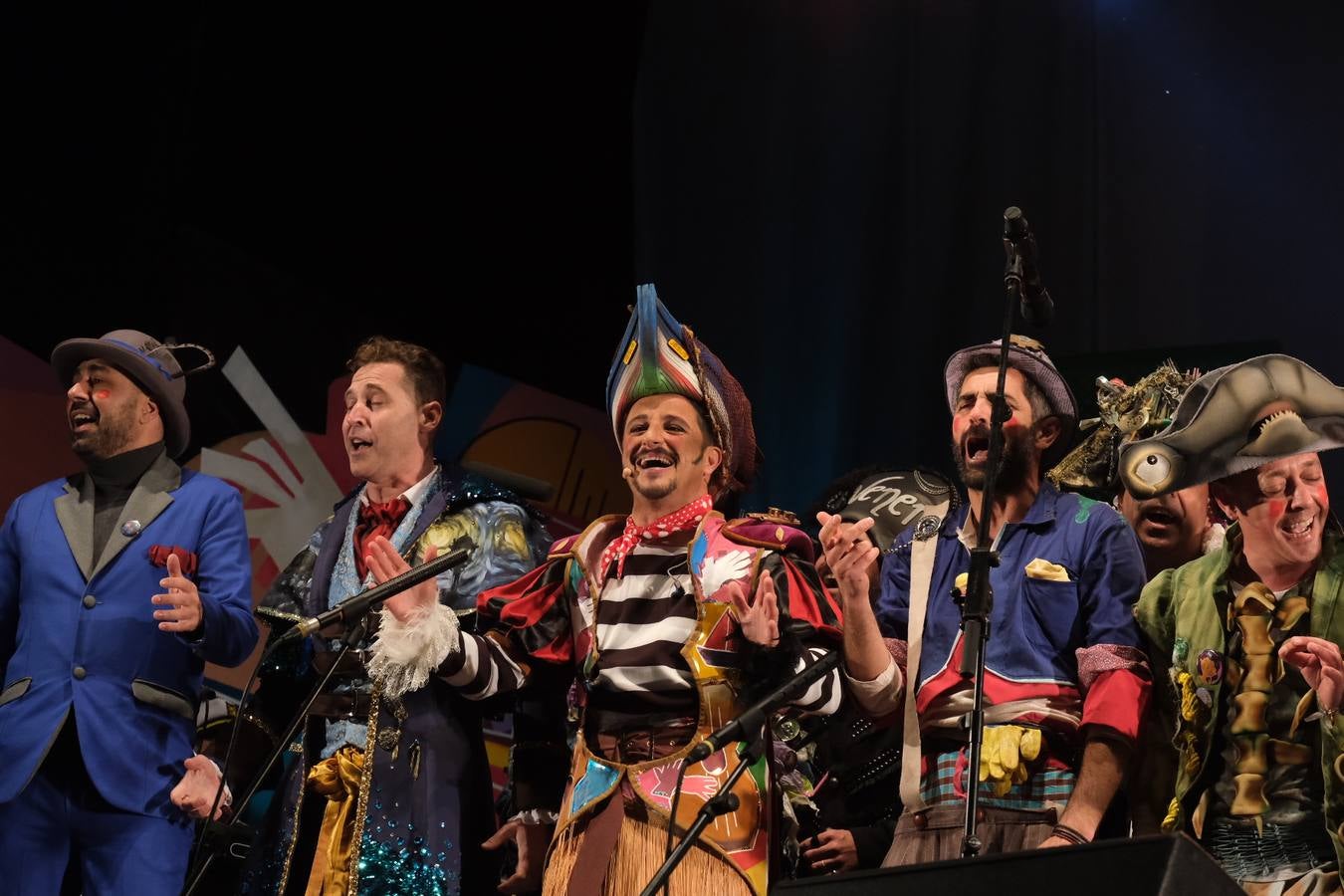 FOTOS: David Palomar, pregonero del Carnaval de Cádiz, levanta la plaza de San Antonio