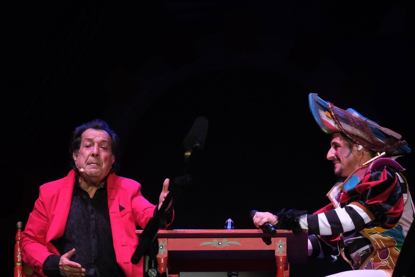 FOTOS: David Palomar, pregonero del Carnaval de Cádiz, levanta la plaza de San Antonio