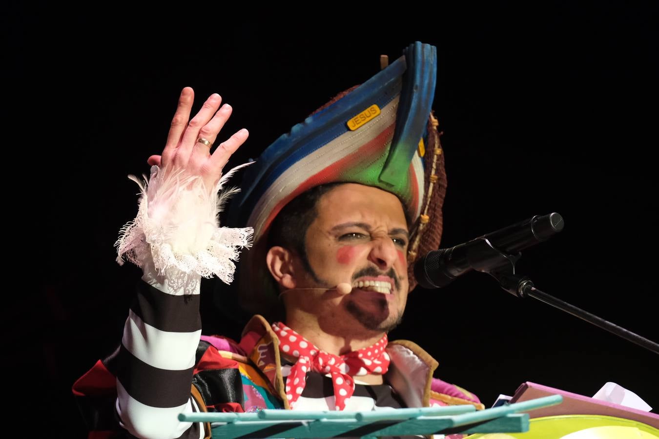 FOTOS: David Palomar, pregonero del Carnaval de Cádiz, levanta la plaza de San Antonio