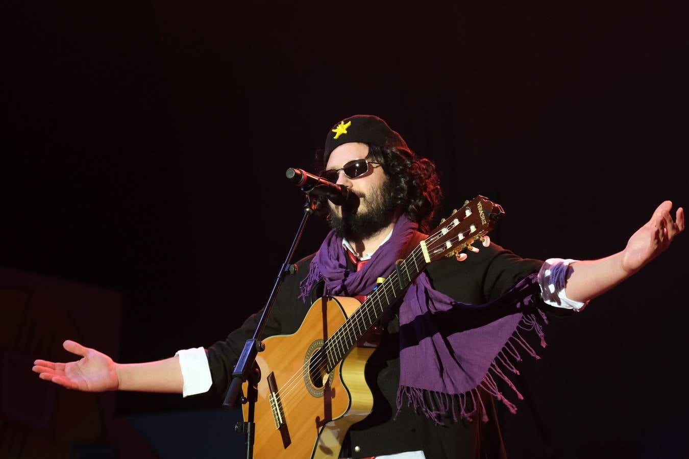 FOTOS: David Palomar, pregonero del Carnaval de Cádiz, levanta la plaza de San Antonio