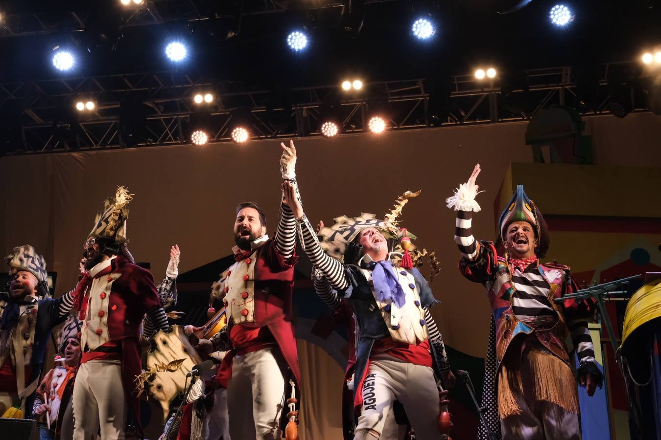 FOTOS: David Palomar, pregonero del Carnaval de Cádiz, levanta la plaza de San Antonio