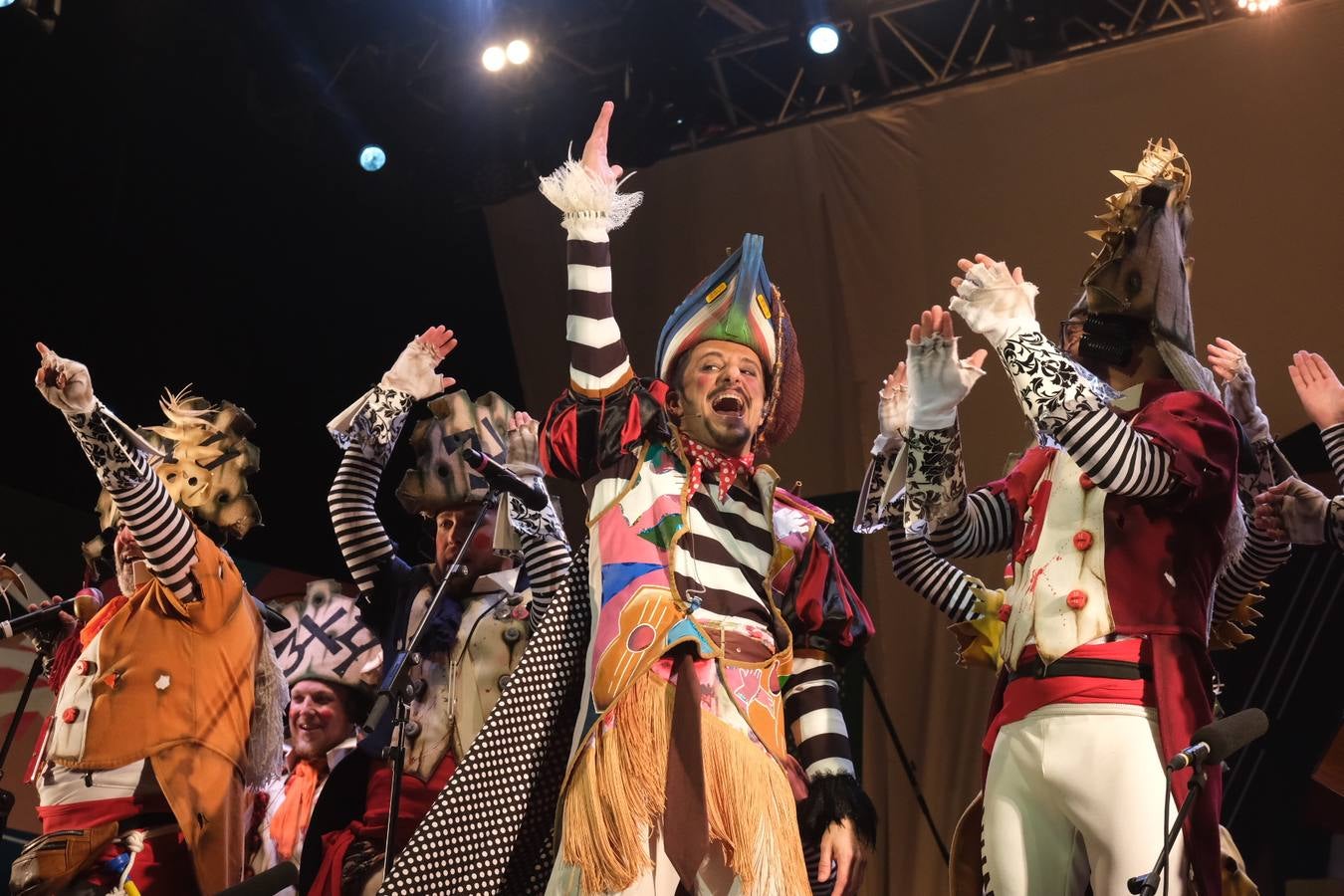 FOTOS: David Palomar, pregonero del Carnaval de Cádiz, levanta la plaza de San Antonio