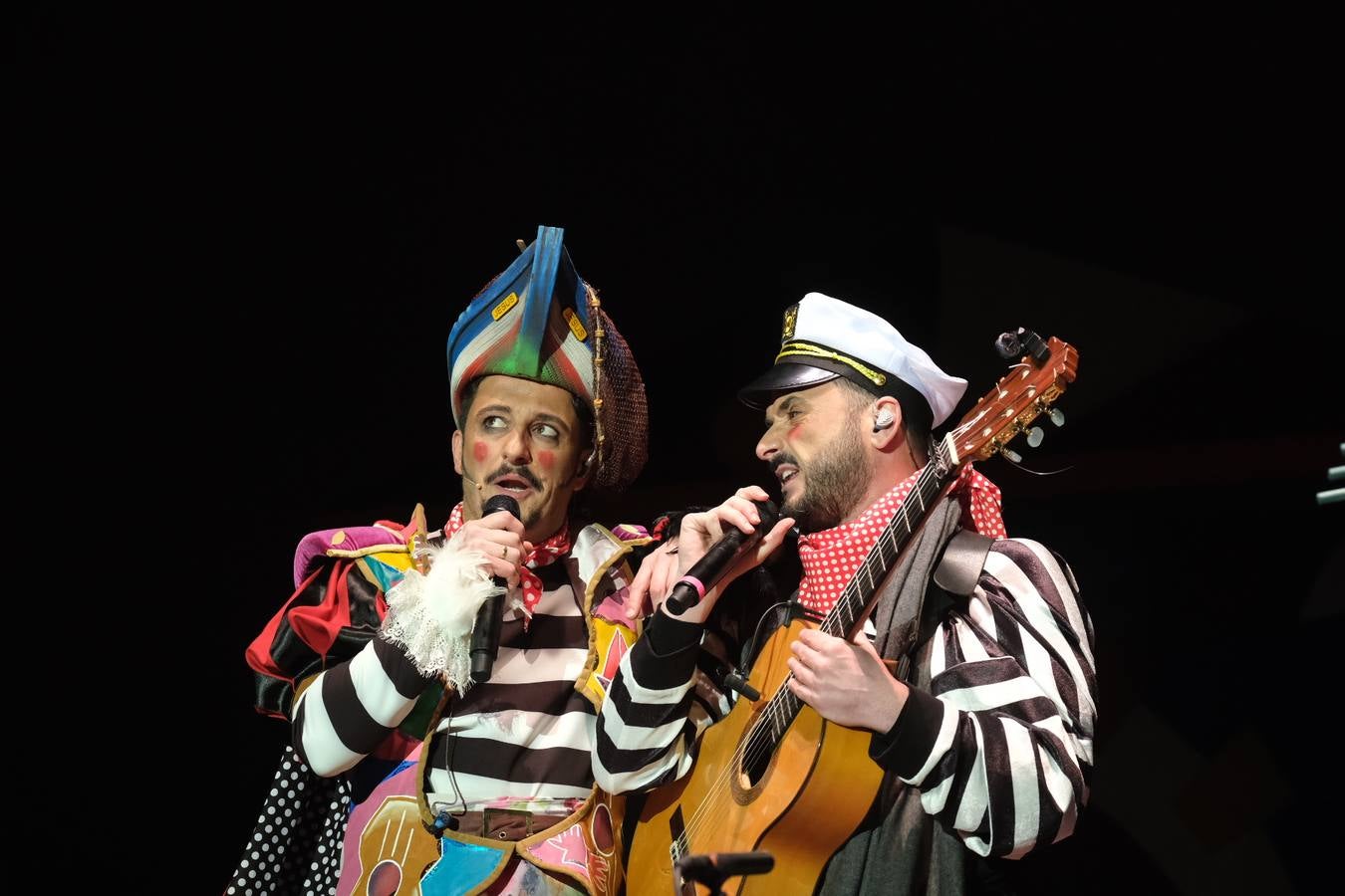 FOTOS: David Palomar, pregonero del Carnaval de Cádiz, levanta la plaza de San Antonio