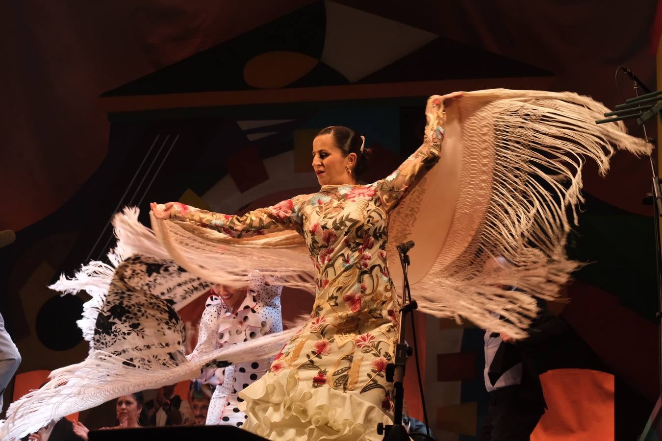 FOTOS: David Palomar, pregonero del Carnaval de Cádiz, levanta la plaza de San Antonio