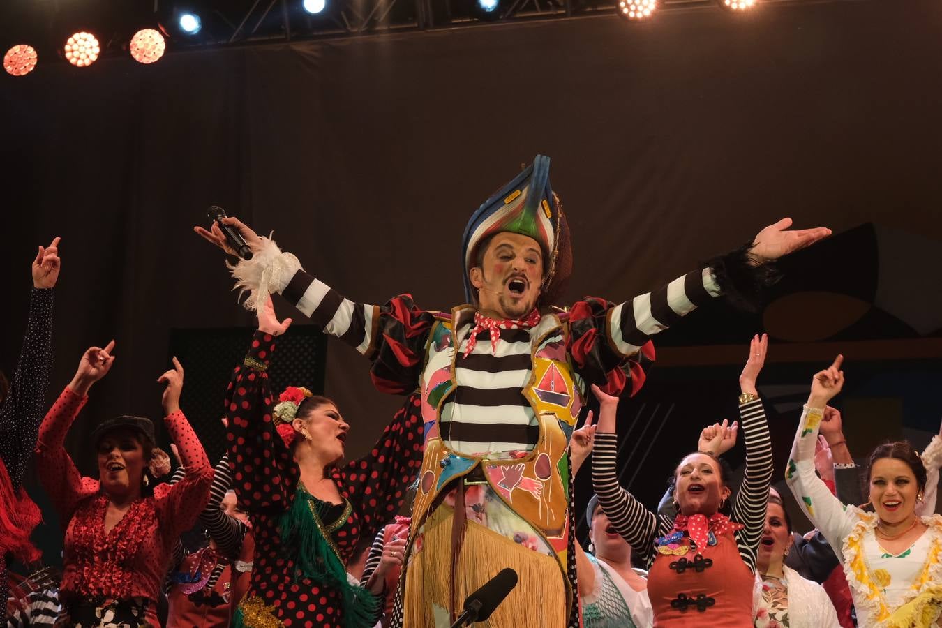 FOTOS: David Palomar, pregonero del Carnaval de Cádiz, levanta la plaza de San Antonio