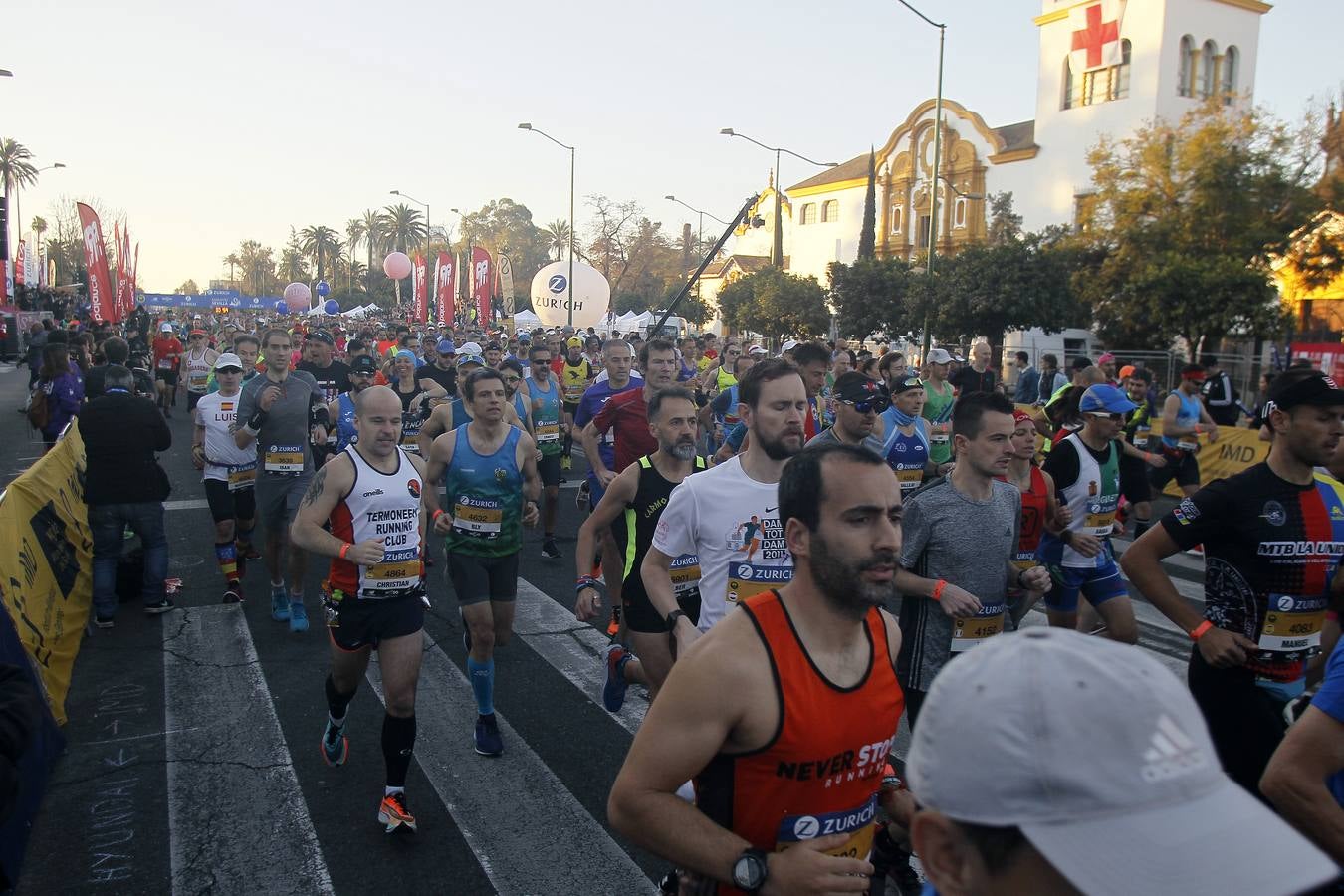 Gran ambiente en la salida del Zurich Maratón Sevilla 2020