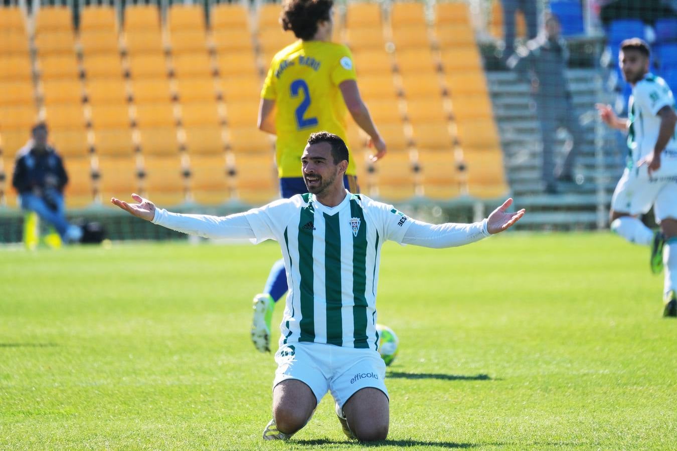 El Cádiz B-Córdoba CF y la afición blanquiverde, en imágenes