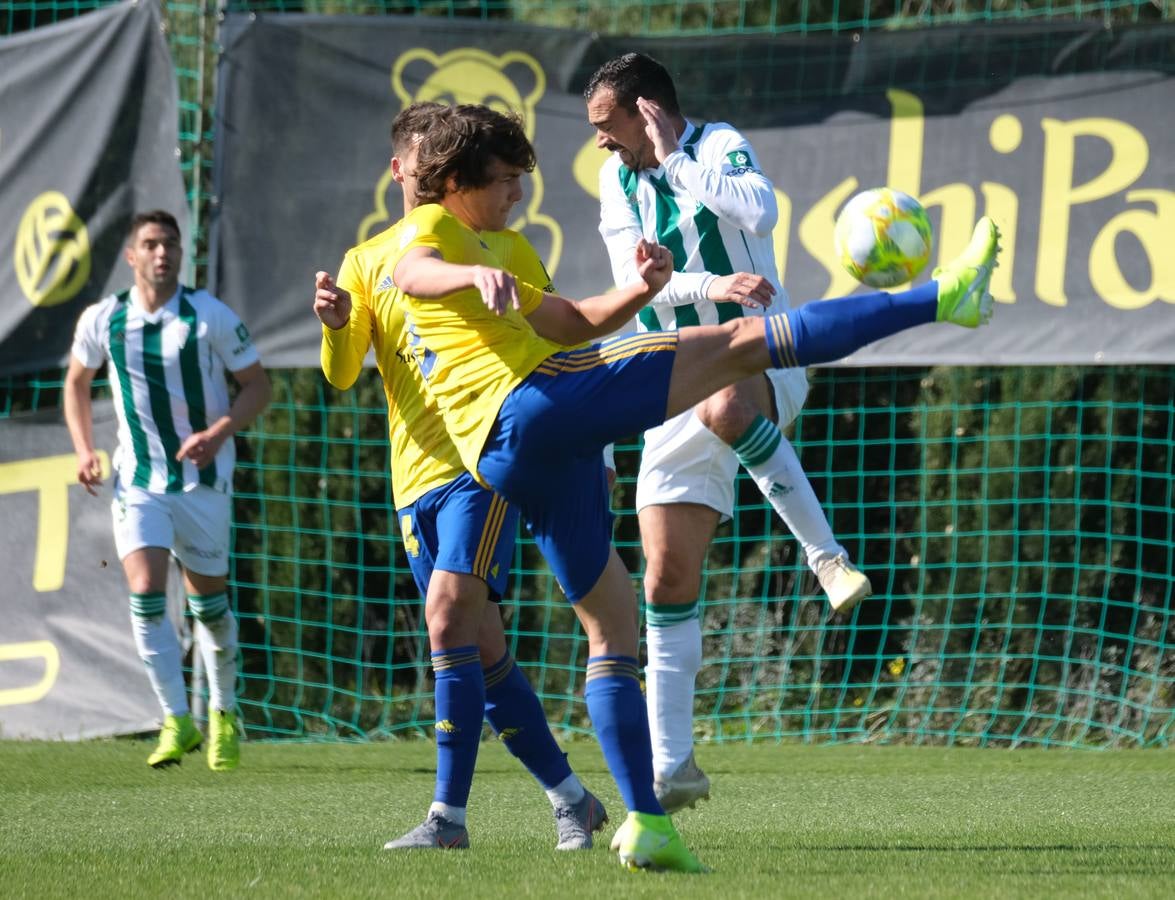 El Cádiz B-Córdoba CF y la afición blanquiverde, en imágenes