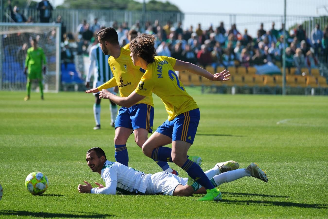 El Cádiz B-Córdoba CF y la afición blanquiverde, en imágenes