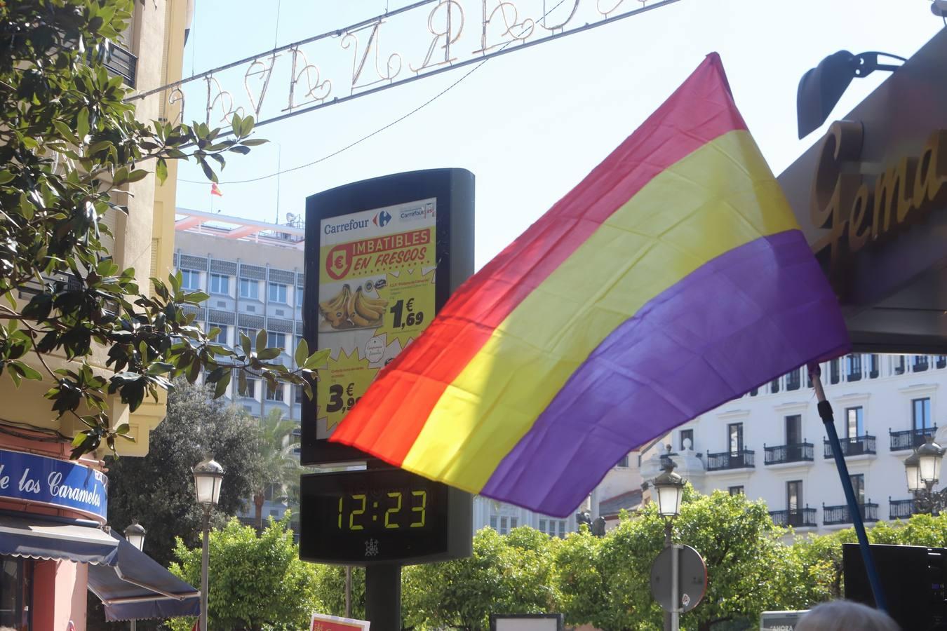 La protesta contra el regreso de Cruz Conde y Vallellano, en imágenes