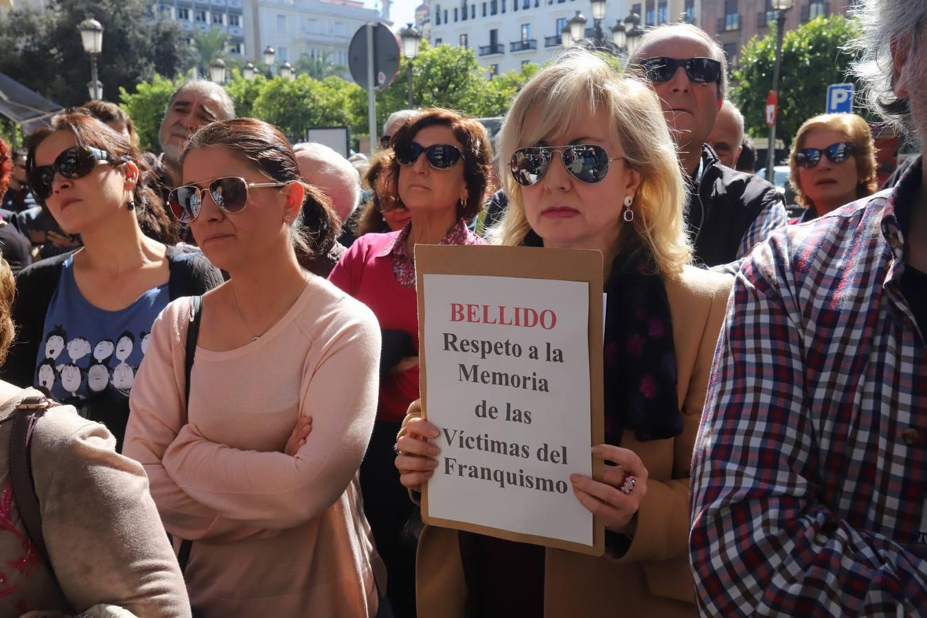 La protesta contra el regreso de Cruz Conde y Vallellano, en imágenes