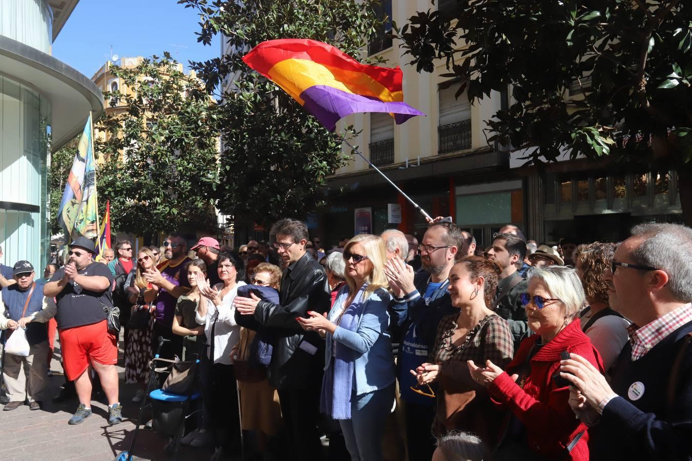 La protesta contra el regreso de Cruz Conde y Vallellano, en imágenes