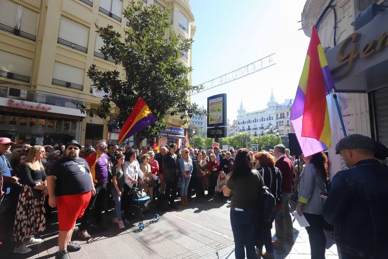 La protesta contra el regreso de Cruz Conde y Vallellano, en imágenes