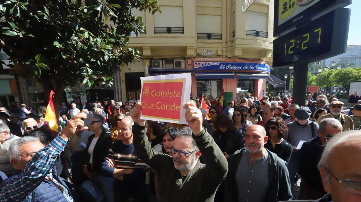 La protesta contra el regreso de Cruz Conde y Vallellano, en imágenes