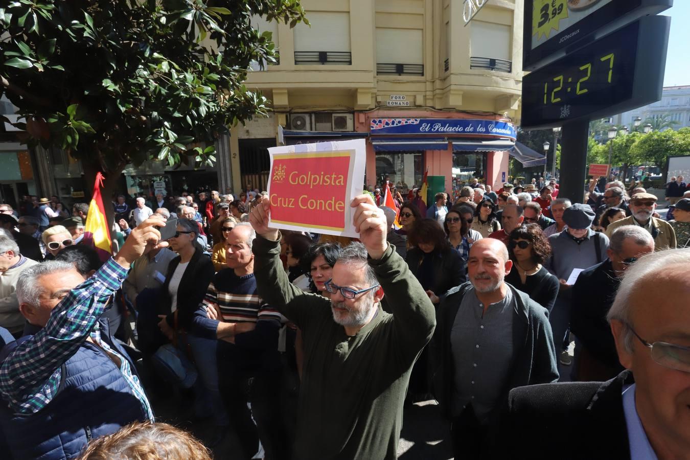 La protesta contra el regreso de Cruz Conde y Vallellano, en imágenes