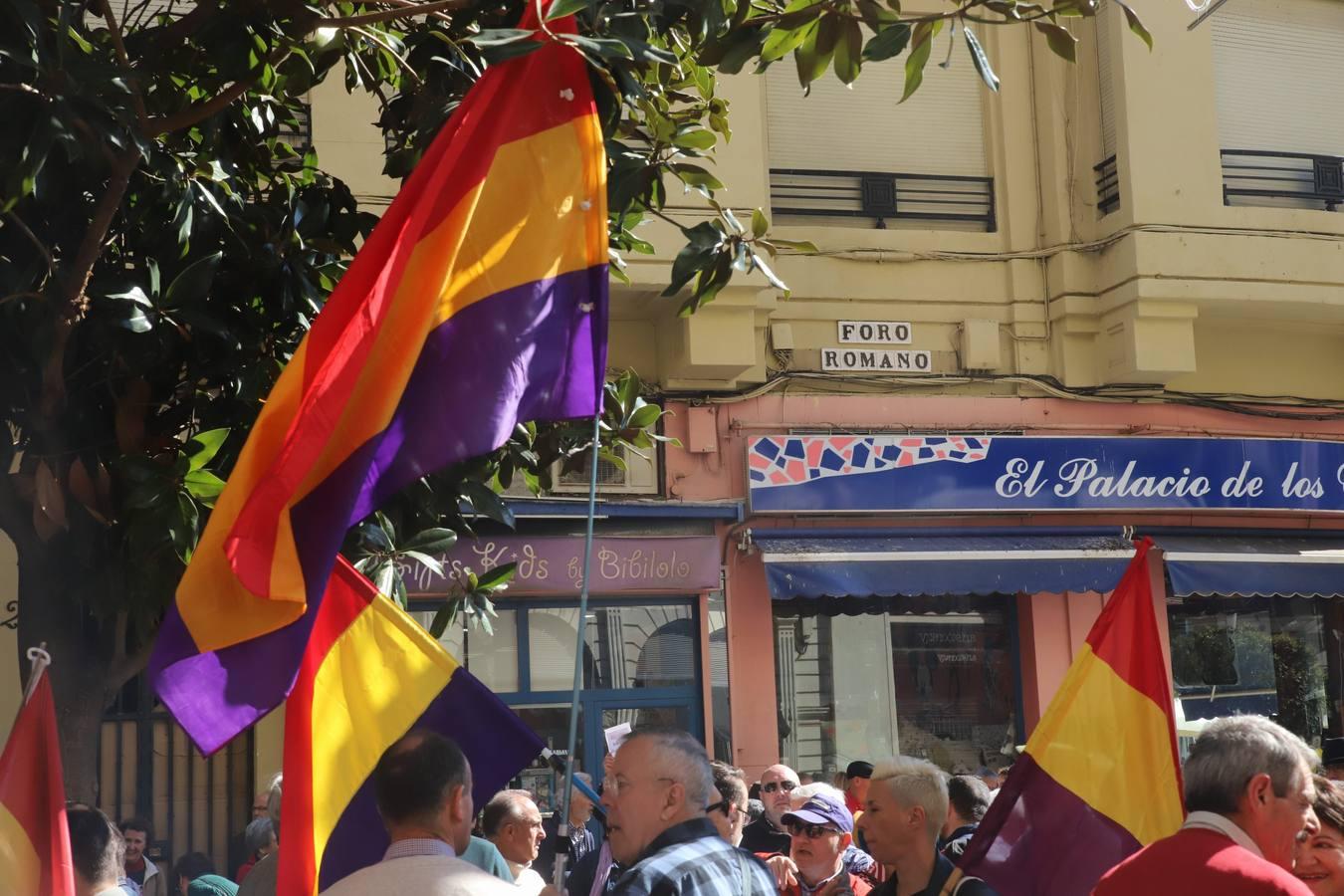 La protesta contra el regreso de Cruz Conde y Vallellano, en imágenes