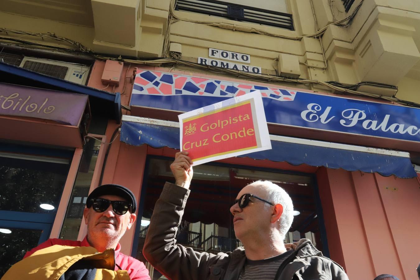 La protesta contra el regreso de Cruz Conde y Vallellano, en imágenes